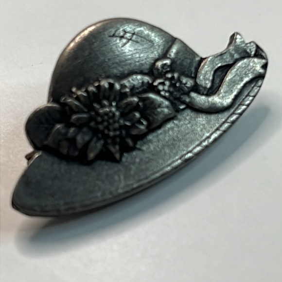 2005 Birds and Blooms Pewter Easter Hat Spring Brooch Pin Signed - Picture 3 of 7